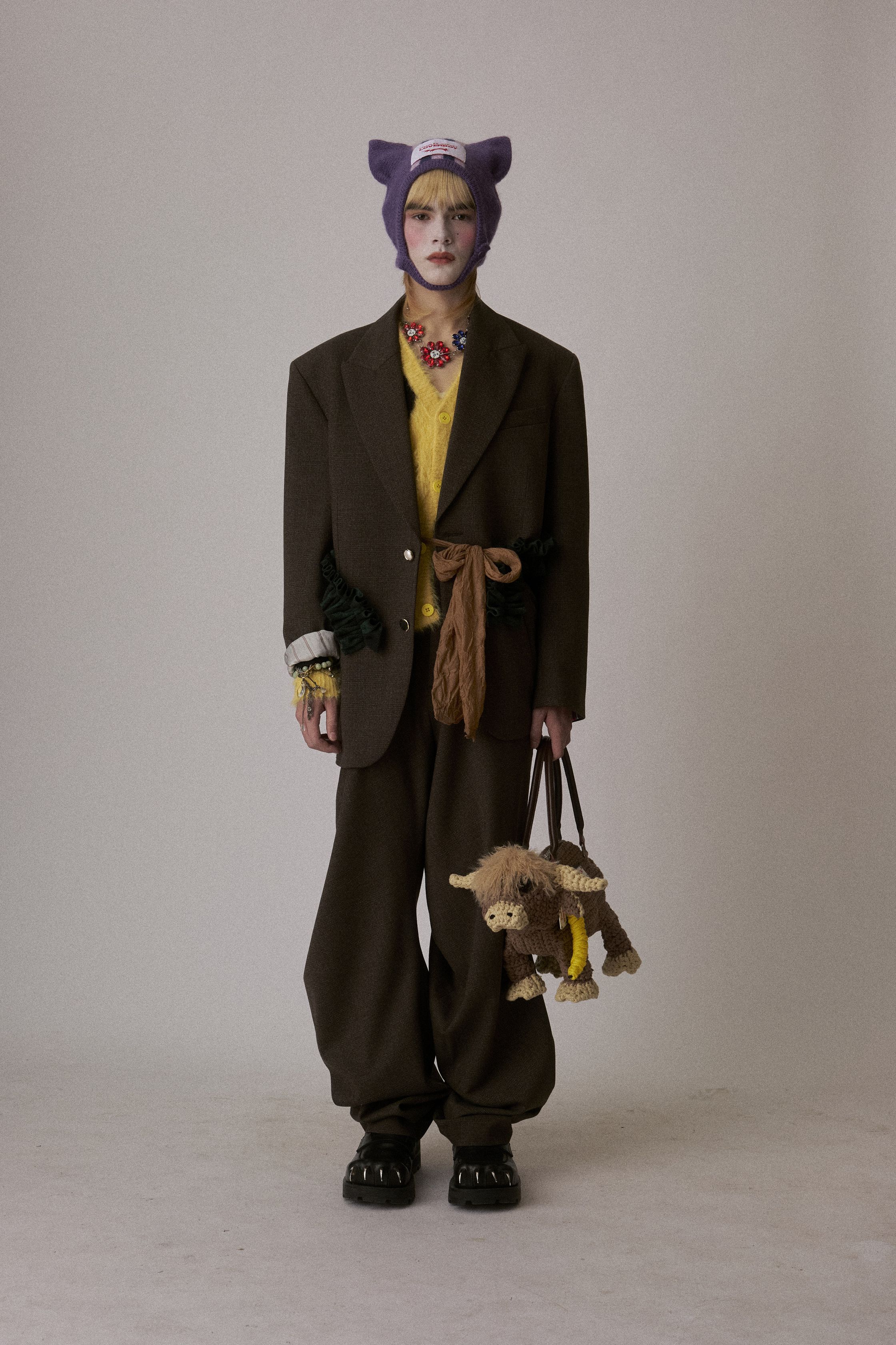 Charles Jeffrey Loverboy 2026秋冬继续以“童话式反叛”挑战性别与规范，苏格兰格纹、手工针织、玩偶配饰与夸张头饰构成近乎戏剧化的造型语言。服装在稚拙与暗黑之间游走，像一场带有朋克精神的成人童话，表达边缘身份的自我认同与情绪释放。这不是可被轻易驯化的时装，而是一种对主流秩序的持续挑衅-顽石频道趋势研究